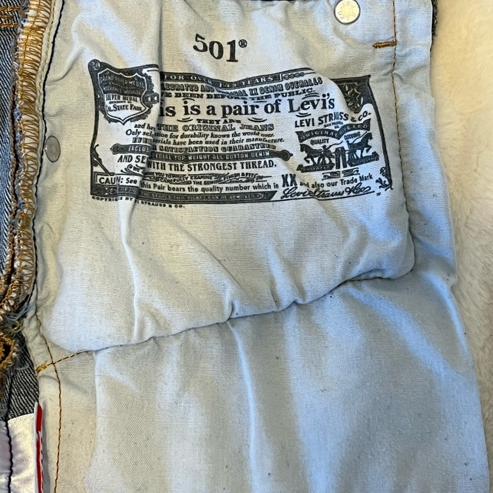Levi’s 501 Dark Wash Jean Size W28 L32 - Picture 4 of 4